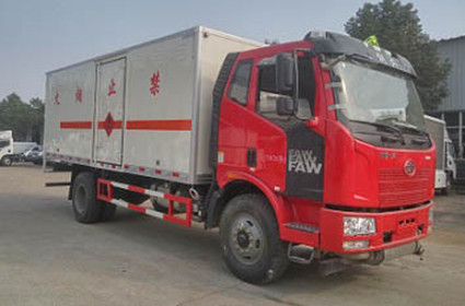 CLW5182XRQC5型易燃气体厢式运输车_1.jpg